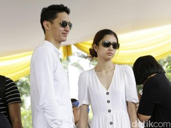 Pacar Setia Dampingi Mikha Tambayong di Pemakaman Ibunda Pacar Setia Dampingi Mikha Tambayong di Pemakaman Ibunda