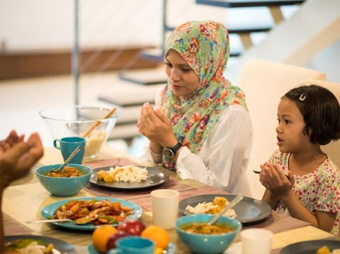 Doa yang Bisa Diajarkan pada Si Kecil Sebelum Minum Susu