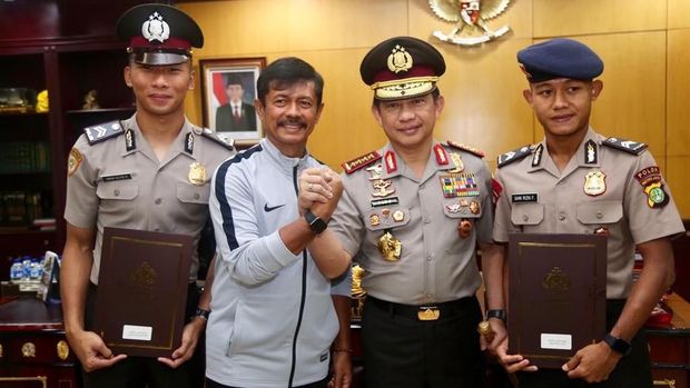 Pelatih Timnas Indonesia U-22, Indra Sjafri, ikut hadir dalam upacara naik pangkat Awan Setho dan Sani Rizki. (
