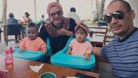 Gemas! Gaya Raja dan Ratu, Keponakan Syahrini Saat Makan Nasi Kuning