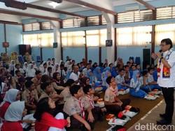 Ketika Direktur PLN Datang ke SMP Tempat Ia Dulu Menimba Ilmu