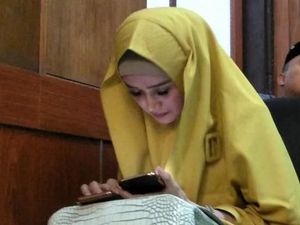 Potret Mulan di Ruang Sidang, Asyik Main HP Hingga Bersandar