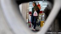 Melihat Penerapan Diet Kantong Plastik di Jakarta