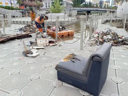Taman Apung Kali Besar Dipenuhi Sampah Sofa hingga Pintu Rumah