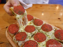 Warung Wakaka: Nikmatnya Sate Taichan Plus Martabak Telur Keju Mulur