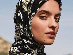 Cetak Sejarah, Michael Kors Rilis Produk Hijab untuk Pertama Kalinya