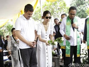Isak Tangis Mikha Tambayong Lihat Ibunda Dikebumikan Isak Tangis Mikha Tambayong Lihat Ibunda Dikebumikan