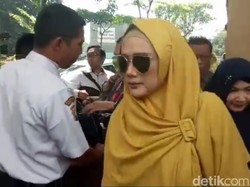 Pertama Kali Hadiri Sidang Dhani, Begini Penampilan Mulan