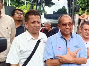 Hadiri Pemeriksaan di Polda, Alex Asmasoebrata Pose Salam 2 Jari