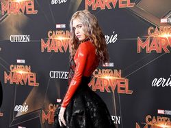 Suka Gaya Nyentrik, Pacar Elon Musk Pamer Tato Bekas Luka Alien