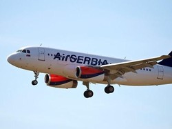 Pesawat Tabrak Lampu Landasan, Nekat Terbang meski Bolong, lalu Mendarat Darurat