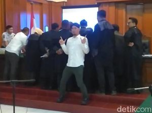Aksi Ahmad Dhani Tebar Salam Dua Jari Selama Persidangan