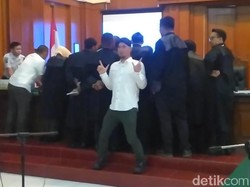Aksi Ahmad Dhani Tebar Salam Dua Jari Selama Persidangan