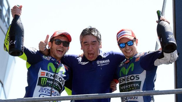 Winner Spain's Jorge Lorenzo (R) (Movistar Yamaha MOTOGP N°99) and second-placed Italy's Valentino Rossi (L) (Movistar Yamaha MOTOGP N°46) celebrate with Yamaha's Japanese technical director Tsuji Kouichiand after the MotoGP race of the French motorcycling Grand Prix on May 17, 2015 in Le Mans, western France.      AFP PHOTO / JEAN-FRANCOIS MONIER (Photo by JEAN-FRANCOIS MONIER / AFP)