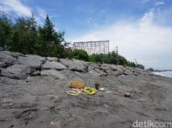 Melihat Pantai Tempat Uang Sesajen Melasti Dijarah