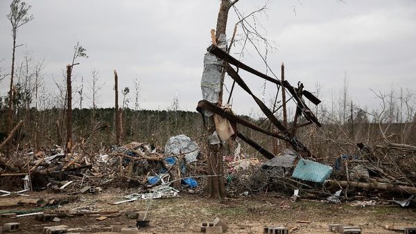 Dahsyat! Tornado Hantam Alabama 23 Orang Tewas