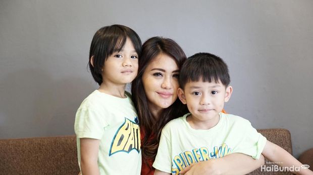 Juliana Moechtar dan kedua anaknya