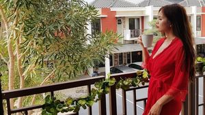 Cantik dan Seksi, Begini Pose DJ Verny Hasan Saat Cicip Makanan
