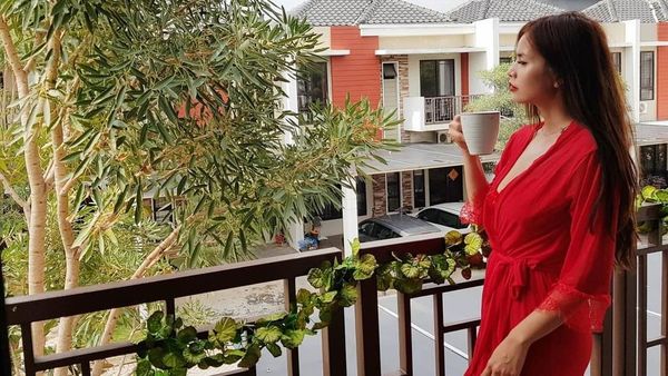 Cantik dan Seksi, Begini Pose DJ Verny Hasan Saat Cicip Makanan