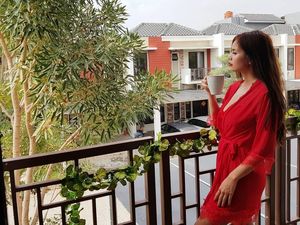 Cantik dan Seksi, Begini Pose DJ Verny Hasan Saat Cicip Makanan