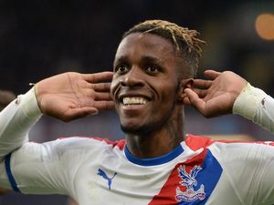 Salut! Wilfried Zaha Beri Sembako Gratis di Saat Krisis Corona Salut! Wilfried Zaha Beri Sembako Gratis di Saat Krisis Corona