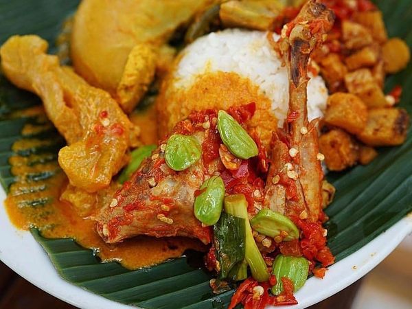 Lamak Bana! Nasi Kapau Berlauk Komplet Buat Makan Siang