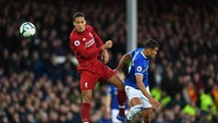 Bek paling mahal saat ini adalah Virgil van Dijk. Liverpool mengeluarkan dana 85 juta euro saat memboyong bek asal Belanda itu dari Southampton pada Januari 2018. Foto: Shuan Botterill / Getty Images