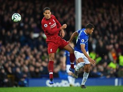 Virgil van Dijk menjadi benteng kukuh saat Liverpool berimbang 0-0 di markas Everton. Bek belanda itu memenangi 12 duel udara, serta membantu serangan The Reds. (Foto: Shuan Botterill / Getty Images)