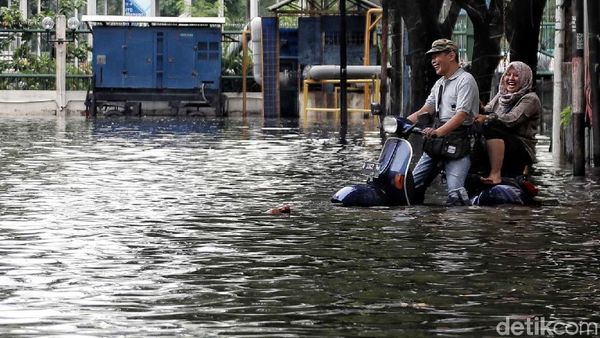 Terendam Banjir, Aktivitas di Ruko ITC Mangga Dua Tetap Normal Terendam Banjir, Aktivitas di Ruko ITC Mangga Dua Tetap Normal