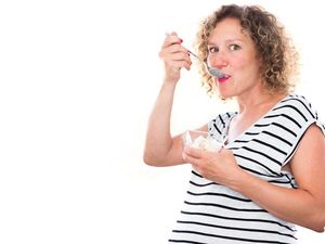 Kenali Penyebab Ibu Hamil Suka Ngidam Es Batu Kenali Penyebab Ibu Hamil Suka Ngidam Es Batu