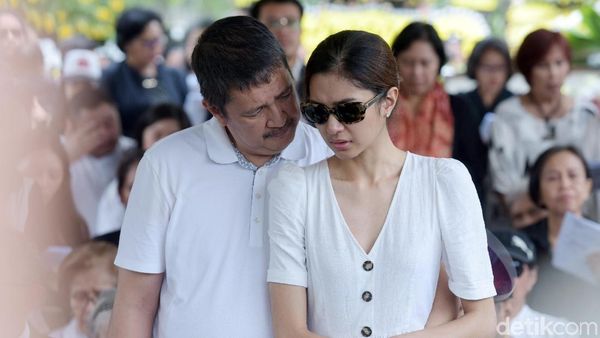 Gurat Kesedihan di Wajah Mikha Tambayong