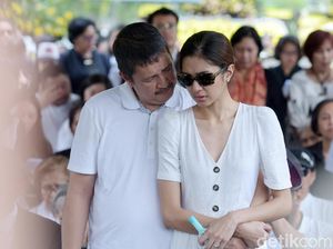 Gurat Kesedihan di Wajah Mikha Tambayong Gurat Kesedihan di Wajah Mikha Tambayong