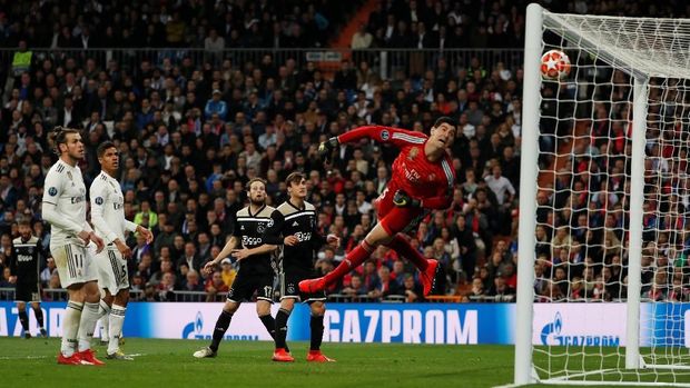 Gol pemain Ajax Lasse Schoene ke gawang Thibaut Courtois. (