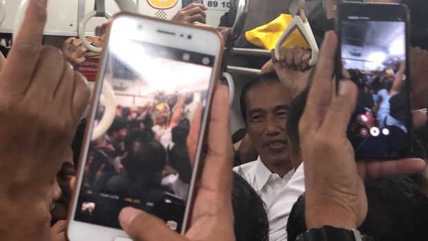 Presiden Joko Widodo Naik KRL