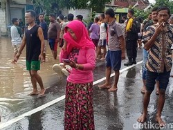 Ibu Ini Menangis Anaknya Baru Melahirkan Masih Terjebak Banjir Madiun