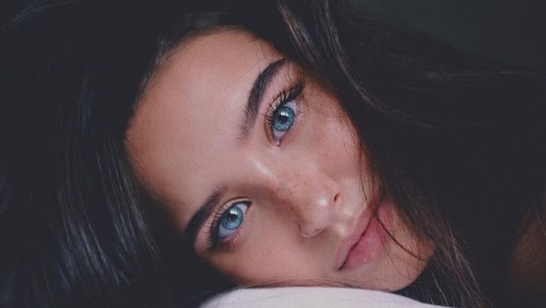 Pesona 10 Wanita Cantik dengan Warna Mata yang Langka