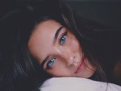 Pesona 10 Wanita Cantik dengan Warna Mata yang Langka