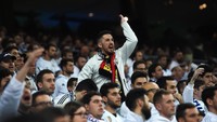 Suporter di Madrid mulai gelisah. Mereka melancarkan teriakan-teriakan. (Foto: Denis Doyle/Getty Images)