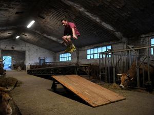 Peternak Asal Spanyol Ini Jago Main Sepatu Roda Sampai Jungkir Balik