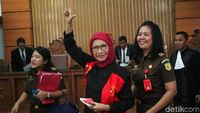 Lagi Ratna Sarumpaet Salam 2 Jari di Sidang Eksepsi