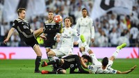 Gelandang Ajax, Frenkie de Jong, bermain cukup oke di laga ini. Dia merepotkan lini tengah Madrid. (Foto: David Ramos/Getty Images)