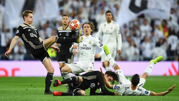Frenkie de Jong perusak serang lawan.