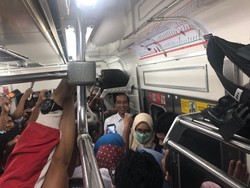 Pulang Kerja, Jokowi Desak-desakan Naik KRL ke Bogor