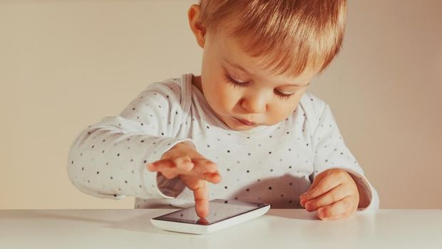 8 Cara agar Anak Tak Kecanduan Gadget Saat Tumbuh