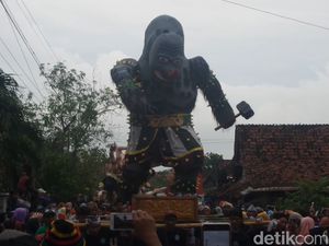 Suasana Bali Tercipta di Lamongan Lewat Pawai Ogoh-ogoh
