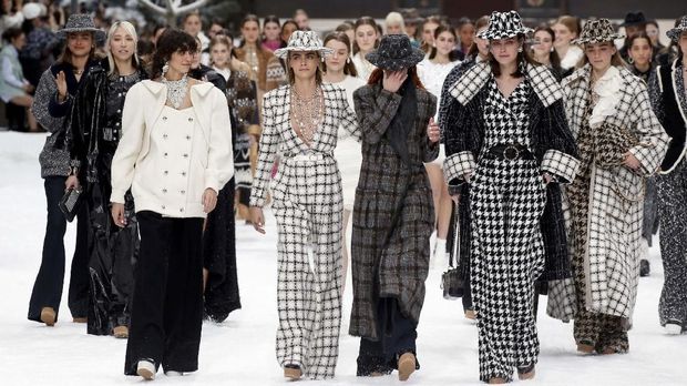 Cara Delevingne saat fashion show Chanel