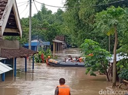 Warga Madiun yang Terdampak Banjir Dievakuasi
