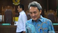 Divonis 4 Tahun Penjara Eddy Sindoro Tertunduk Lesu