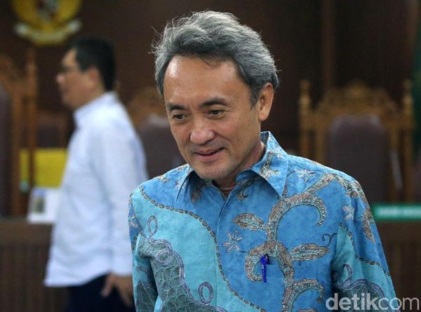 Divonis 4 Tahun Penjara Eddy Sindoro Tertunduk Lesu