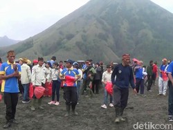Warga Suku Tengger Bersih-bersih Pura Sebelum Nyepi